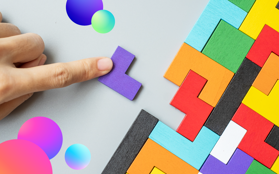 Mano armando ropezabezas com piezas tipo Tetris de madera
