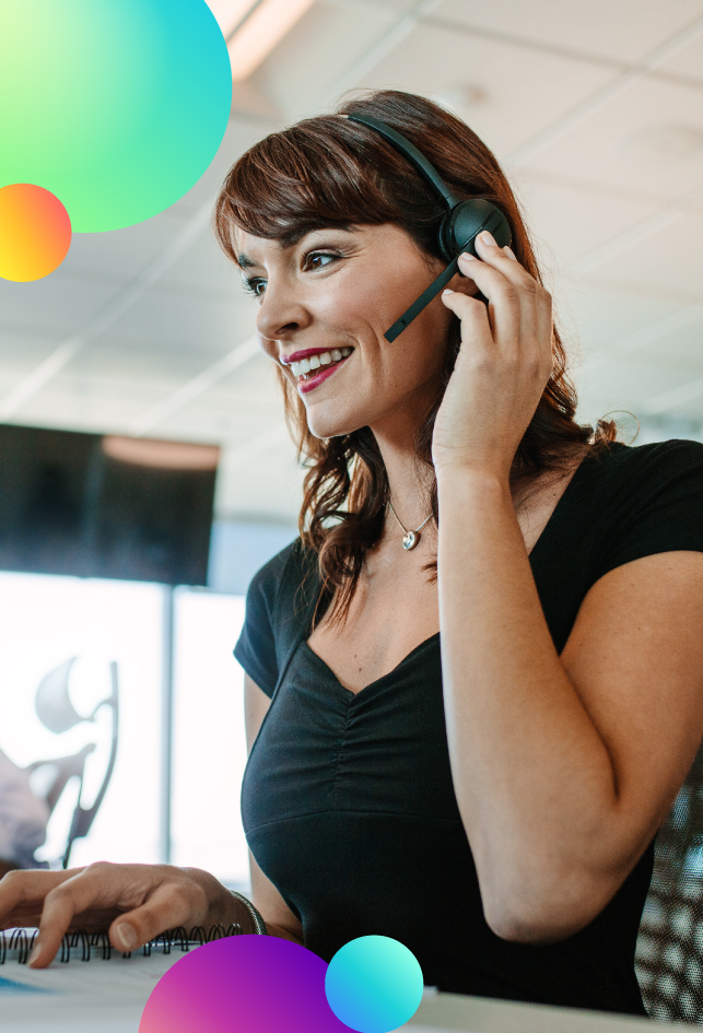 Teleoperadora con un cuaderno en una mesa